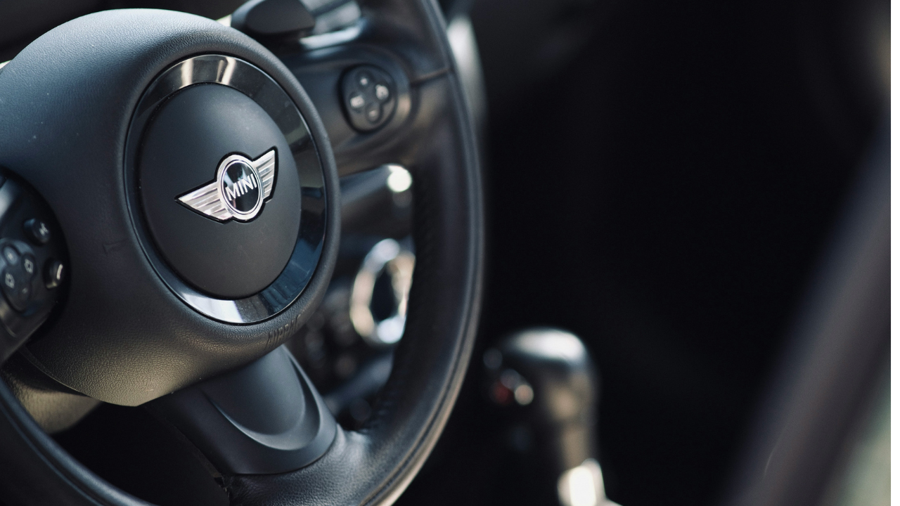 Mini steering wheel with central Mini badge detail.