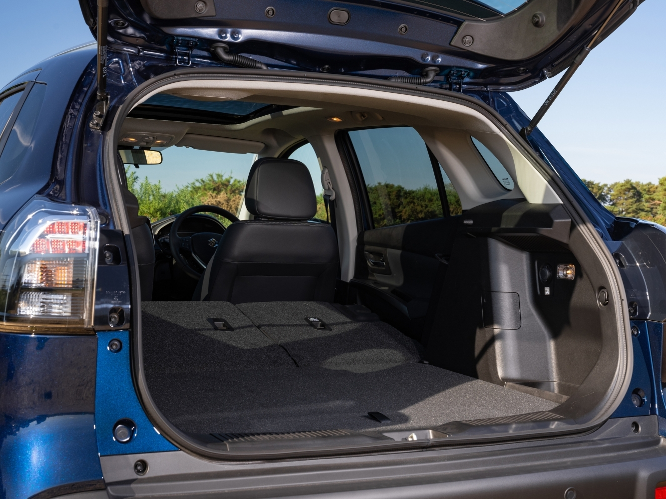 S Cross interior boot