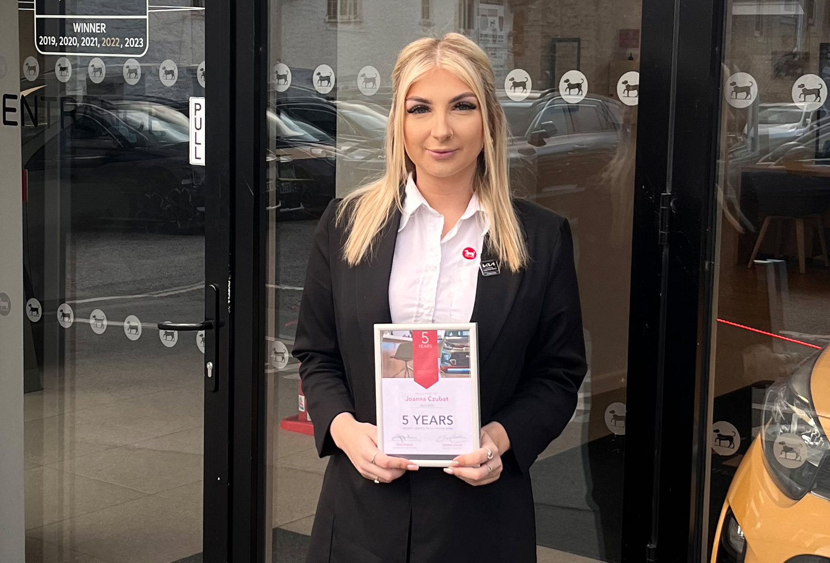 Jo Celebrates 5-Year Milestone with Kia in Mere