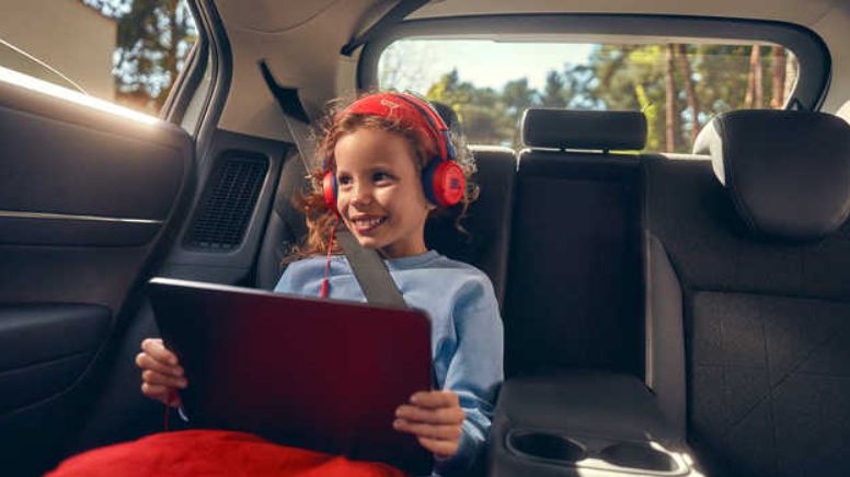 Child sat in back of HR-V using Wi-Fi hotspot