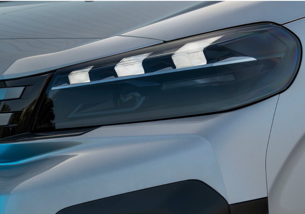 Peugeot e-Expert front headlight detail featuring modern LED lighting design.