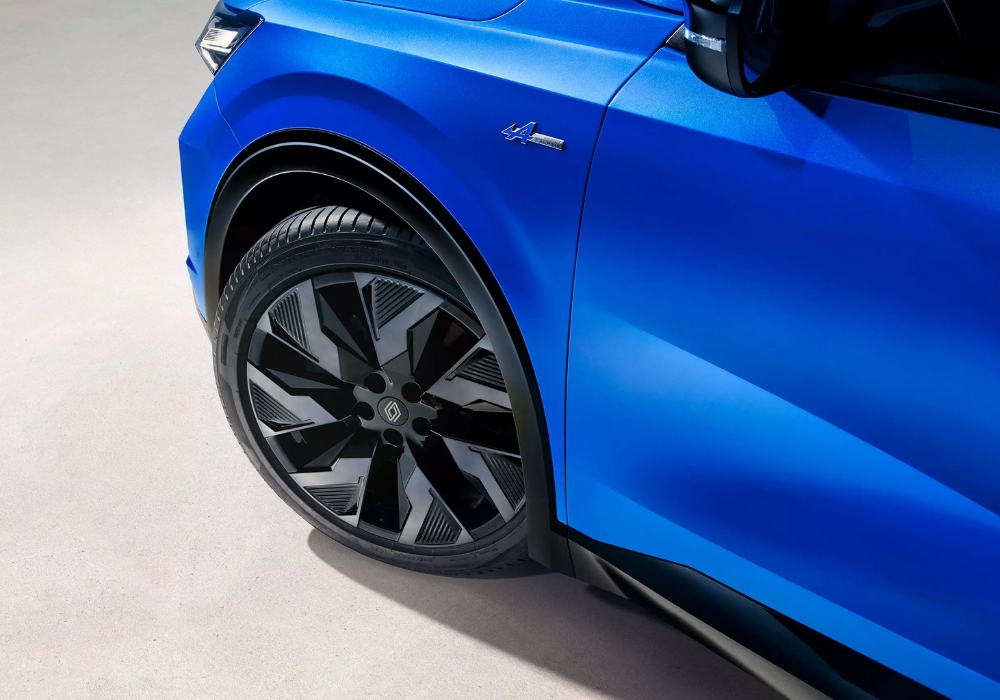 Wheel detail of Renault Rafale highlighting alloy wheel design and finish.