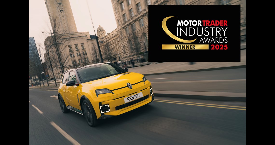 RENAULT 5 E-TECH ELECTRIC NAMED ‘EV OF THE YEAR’ AT THE MOTOR TRADER INDUSTRY AWARDS 2025