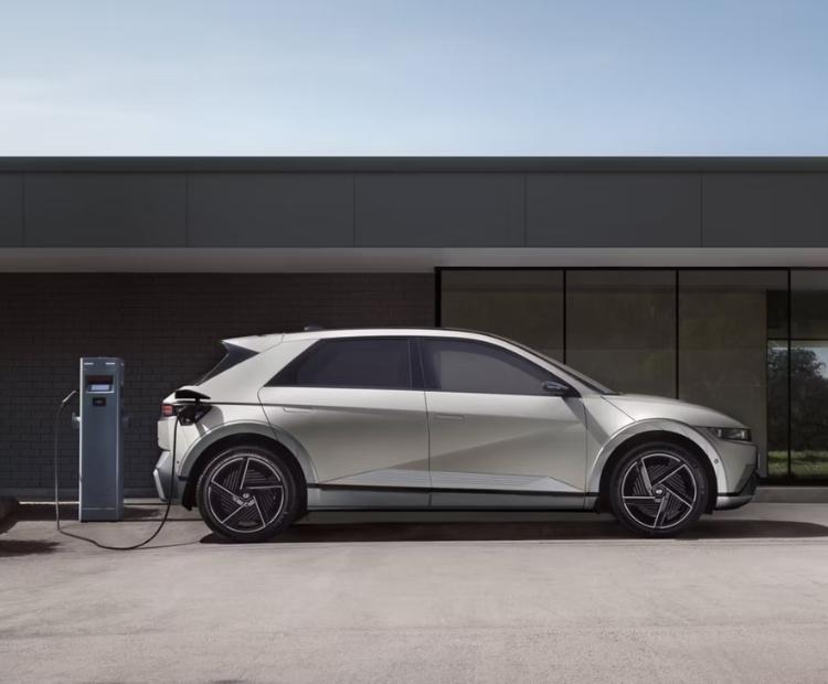 The Hyundai IONIQ 5 gallery image 2
