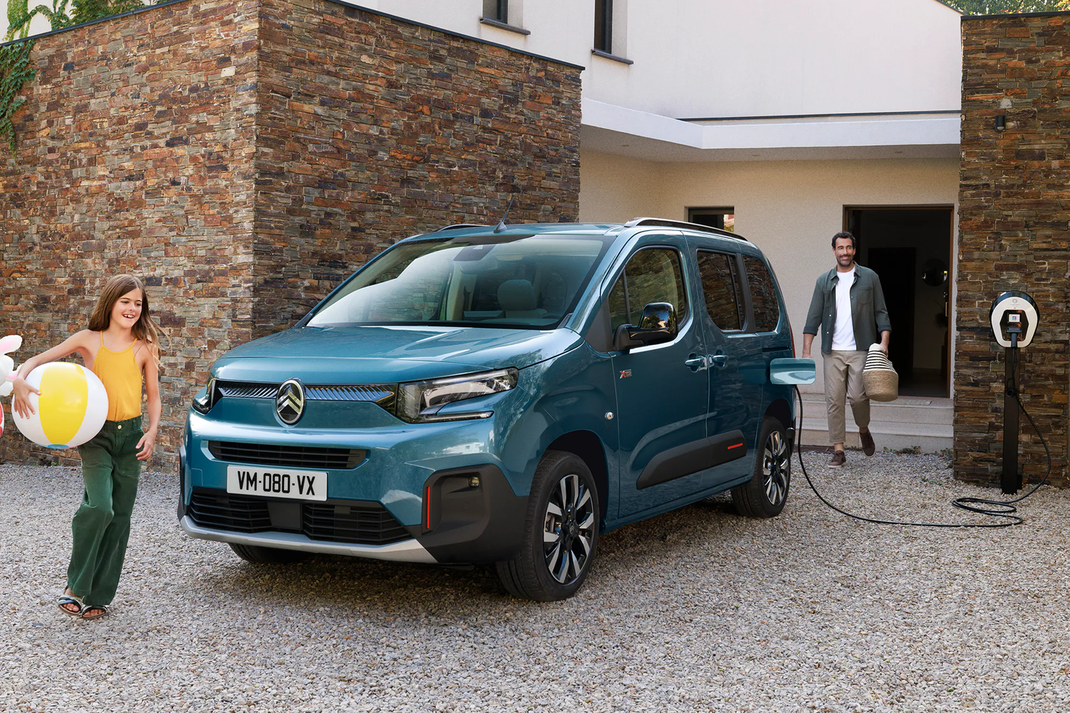 ë-Berlingo charging with family members around it