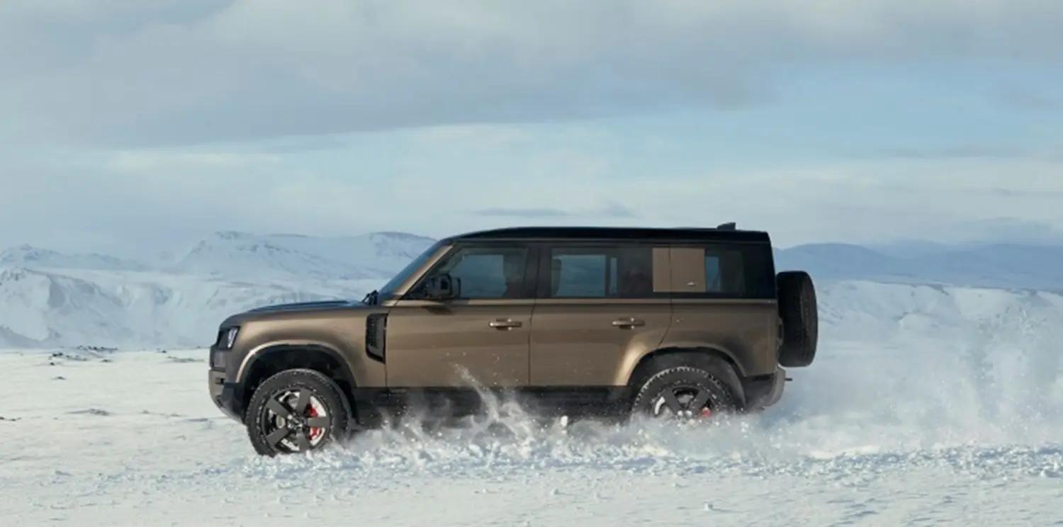Range Rover Driving In Story