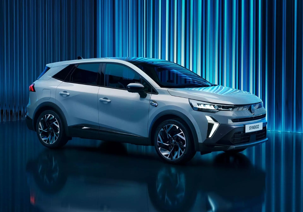 Front three-quarter view of Renault Symbioz highlighting LED lighting and sculpted design in a blue studio setting.