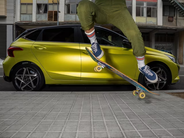 Skateboarder in front of Hyundai i20