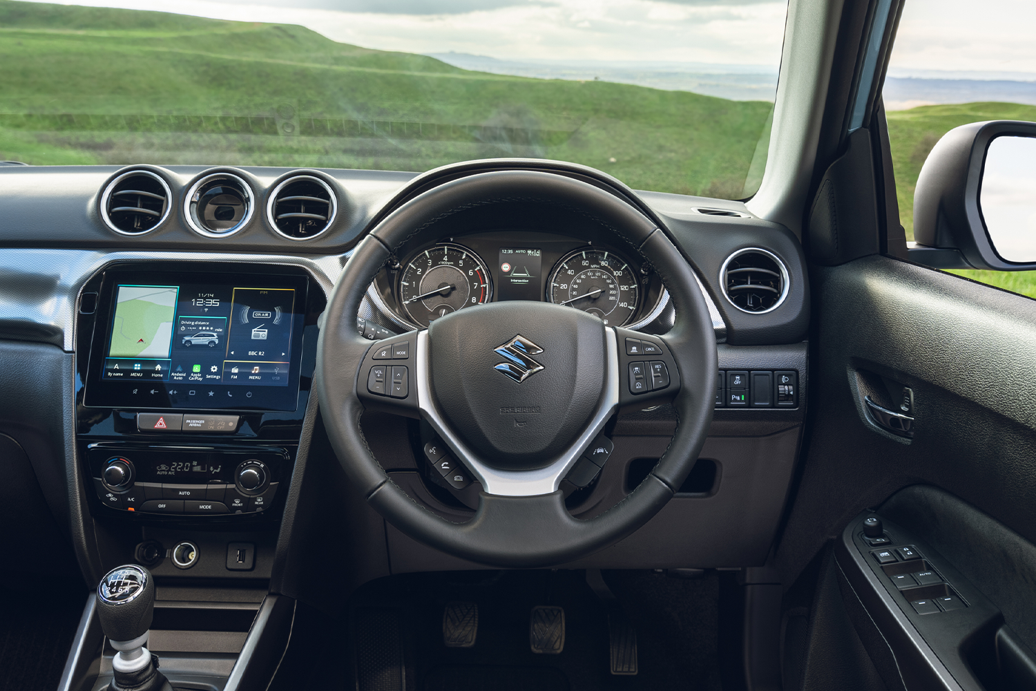 steering wheel and look of front dash area in Vitara 2025 model