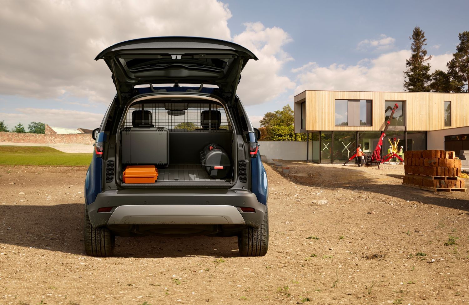 Discovery Commercial Rear View With The Boot Open