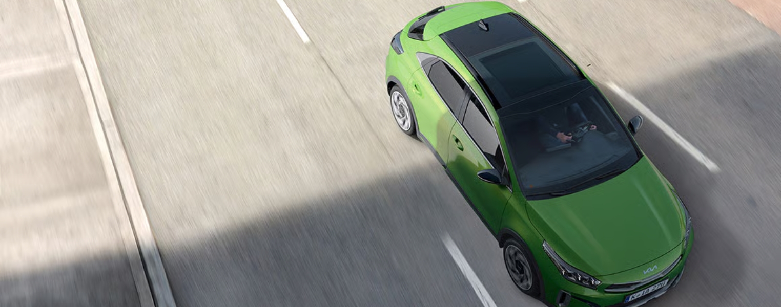 Kia Xceed Top View while driving in an urban road