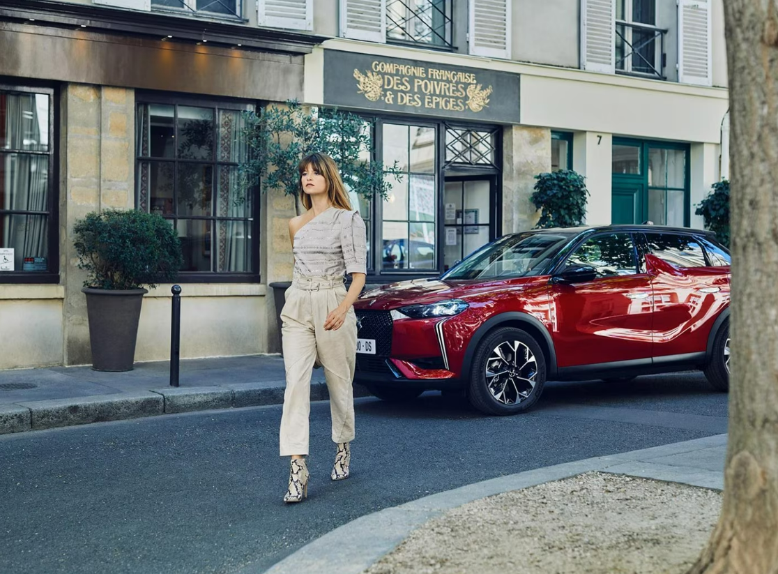 Lady walking away rom a parked DS3
