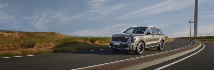 Kia Sorento Driving in a countryside road