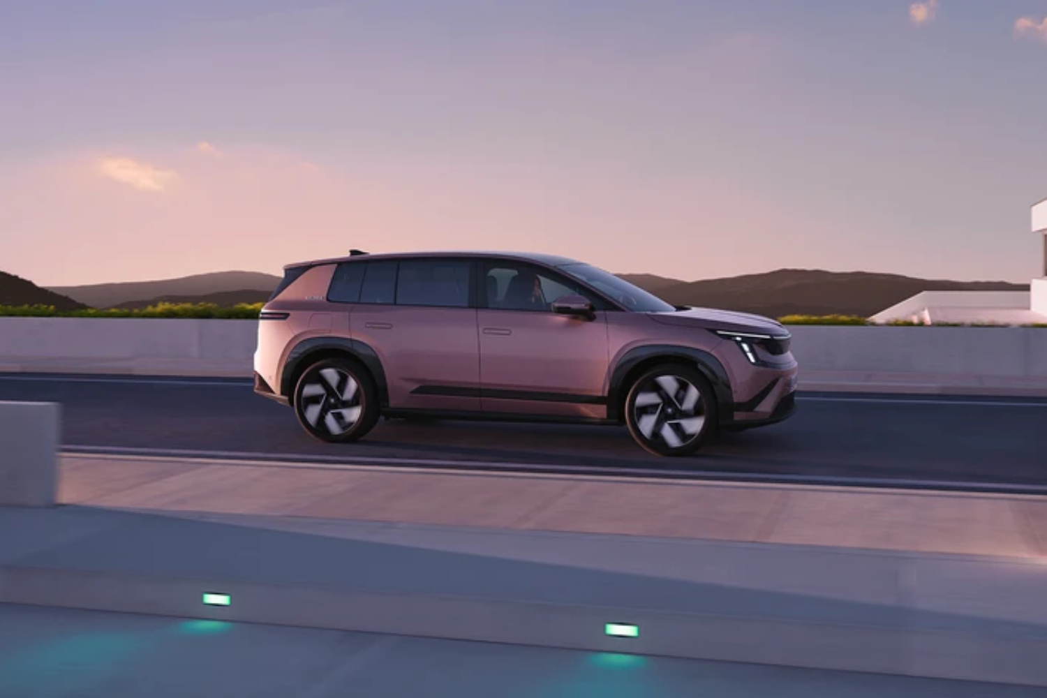 side on view of the new, All-electric Skoda Peaq