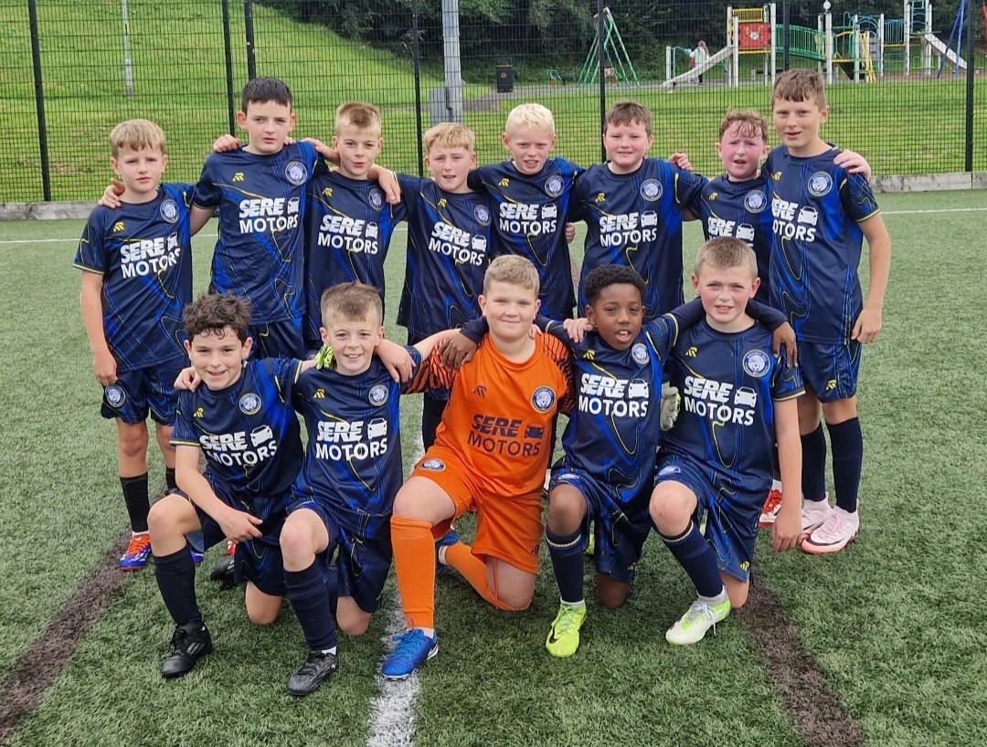 Ridgeway Mill Youth Football Club with team shirts sponsored by SERE Motors