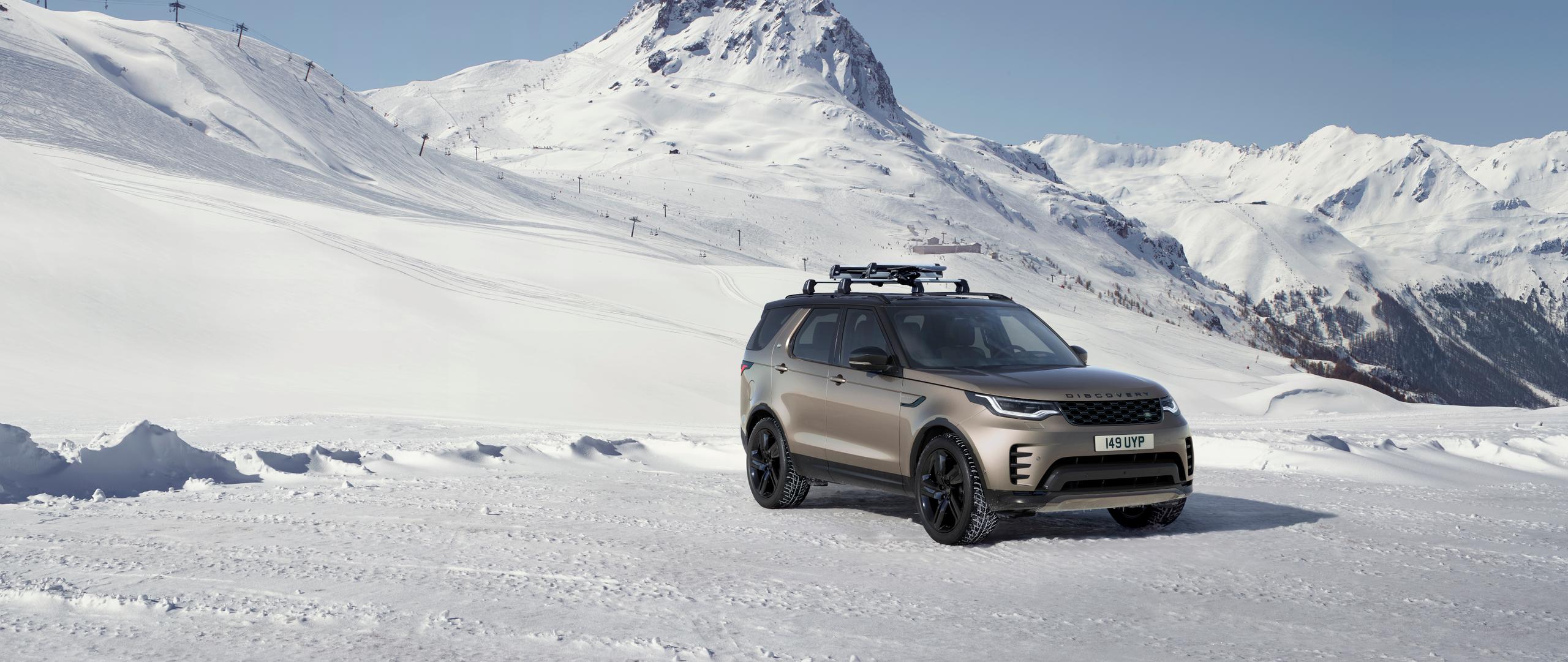 Land Rover Discovery In The Snow