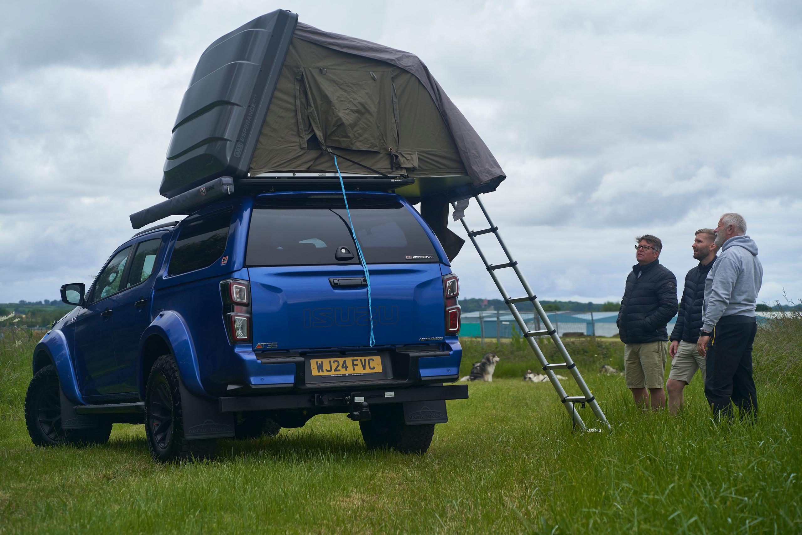 Sleddog Dryland World Championship Isuzu - inflating roof rack tent