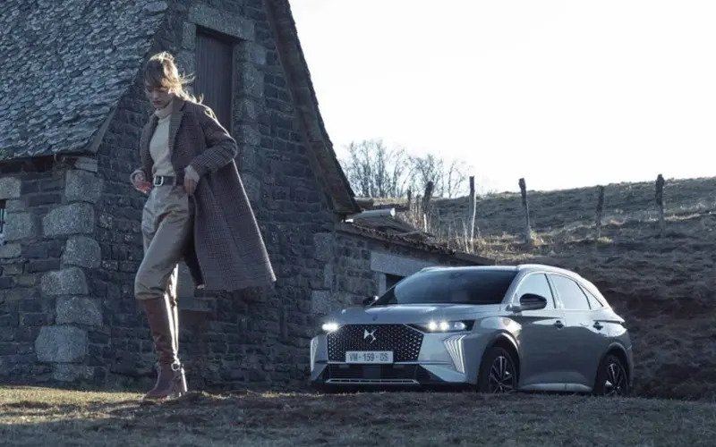 Lady next to DS7