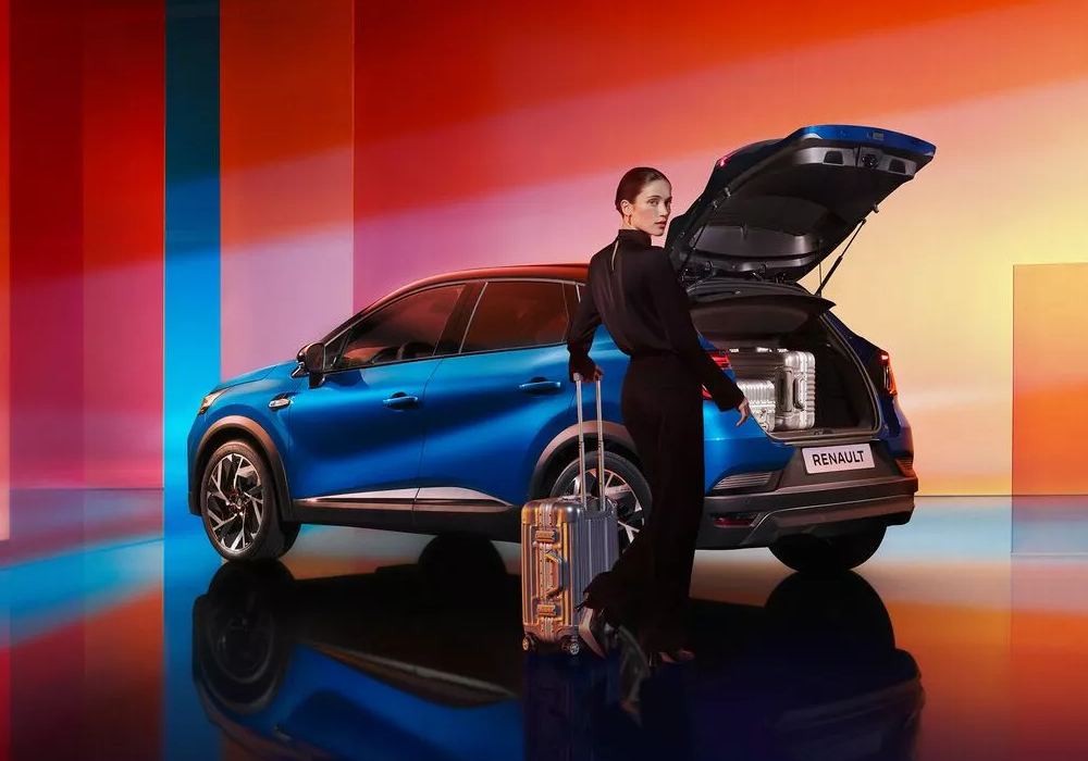 Renault CAPTUR with boot open