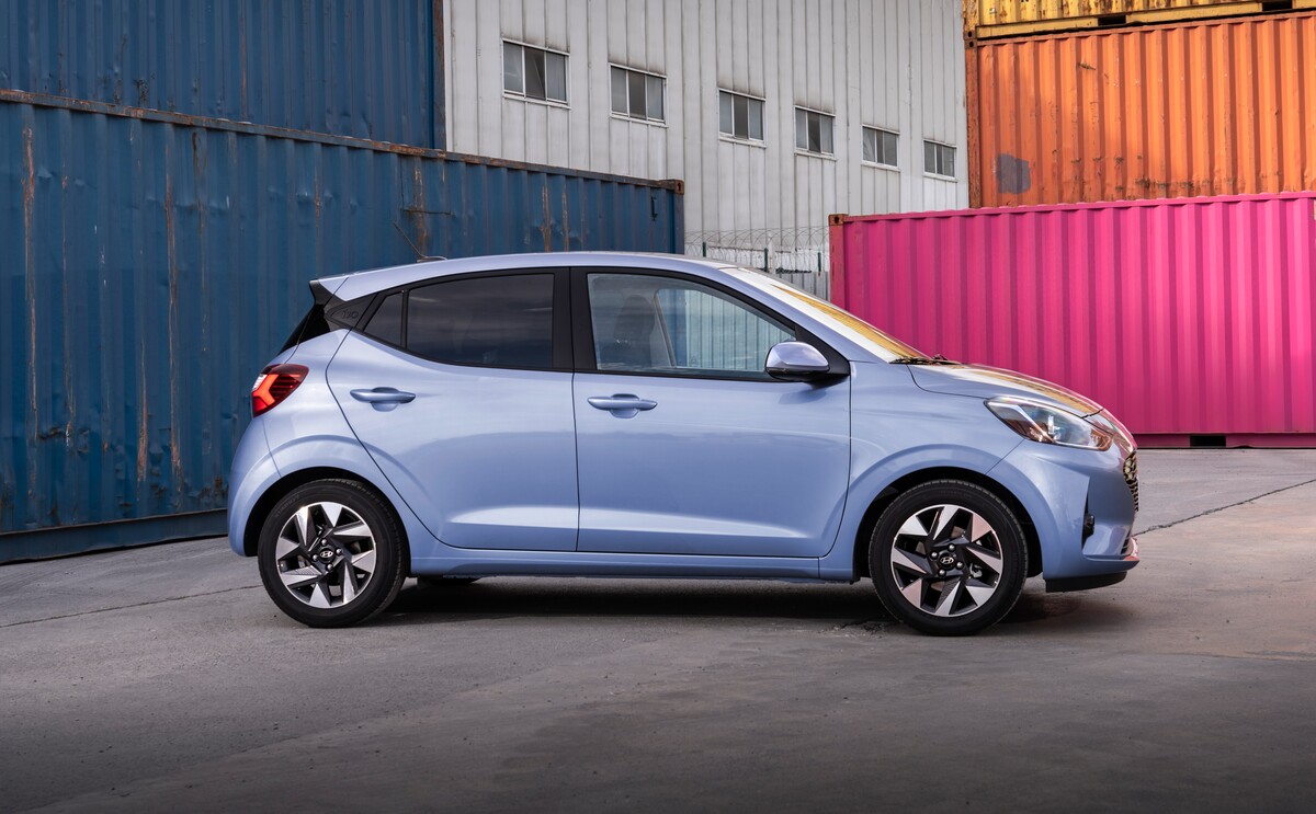 side view of hyundai i20