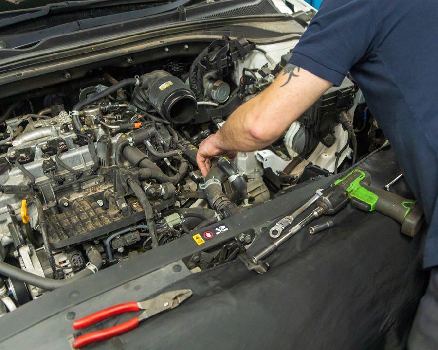 Mechanic working on Hyundai i30 Engine