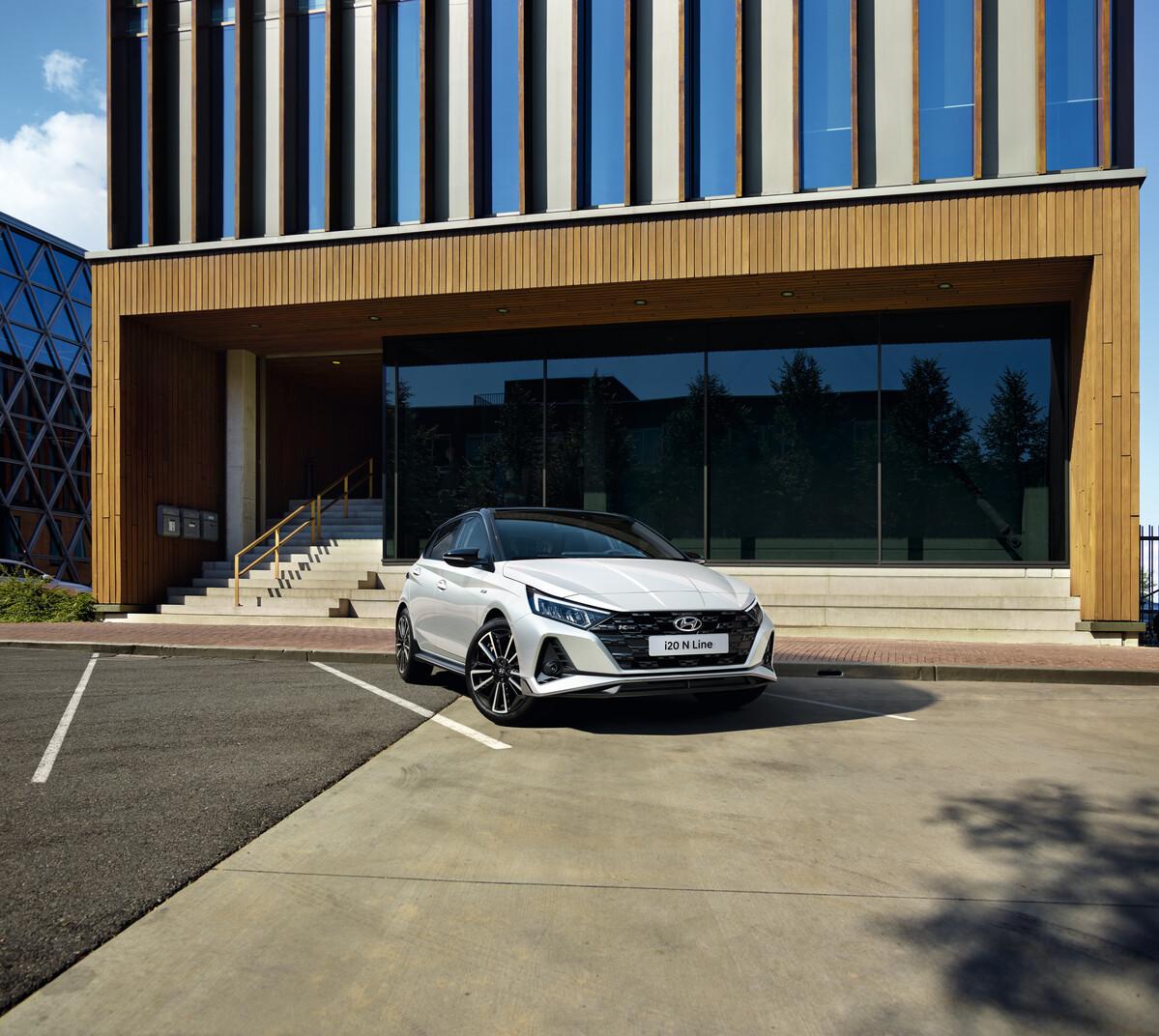 white hyundai i20