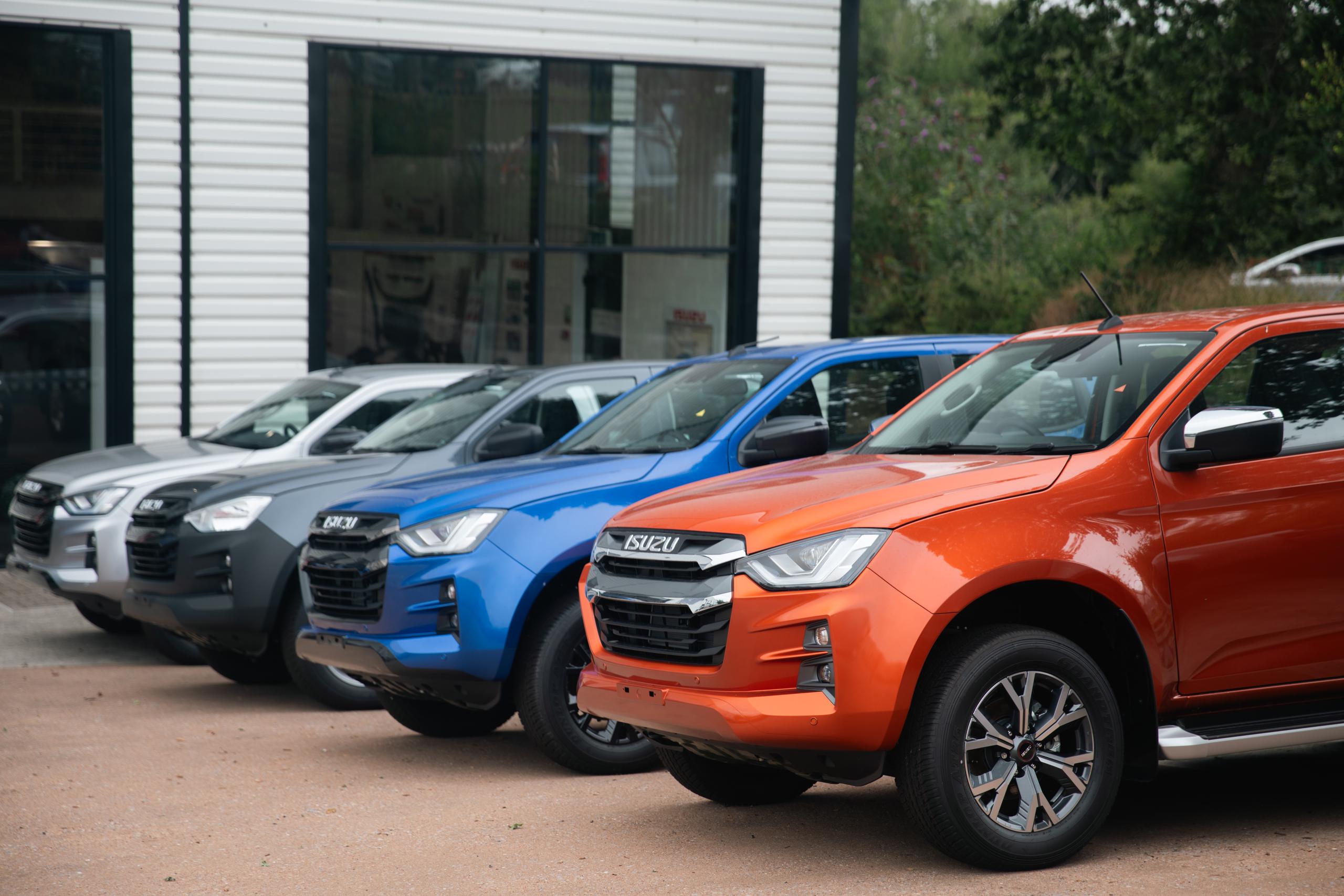 different colours of suzuki pick up trucks