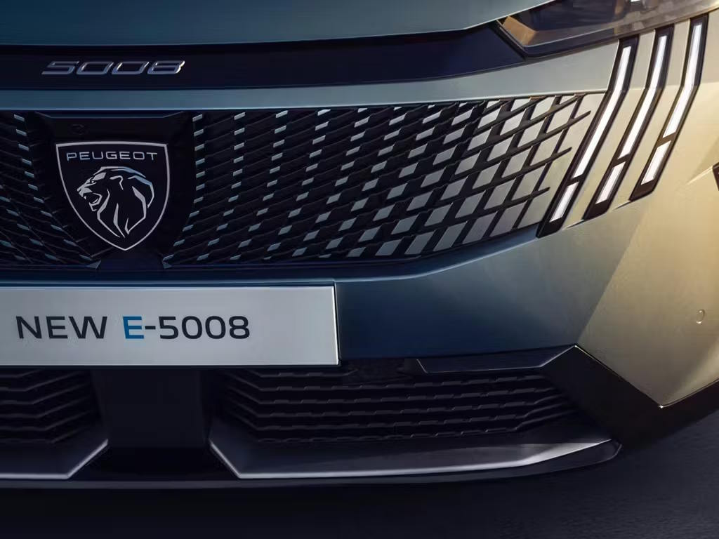 Peugeot e-5008
