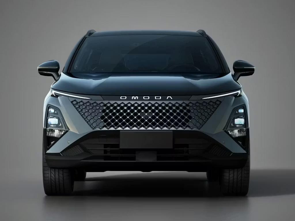 Front view of the OMODA 5 SUV in grey, featuring the striking diamond-pattern grille, slim LED daytime running lights and bold angular front bumper design.