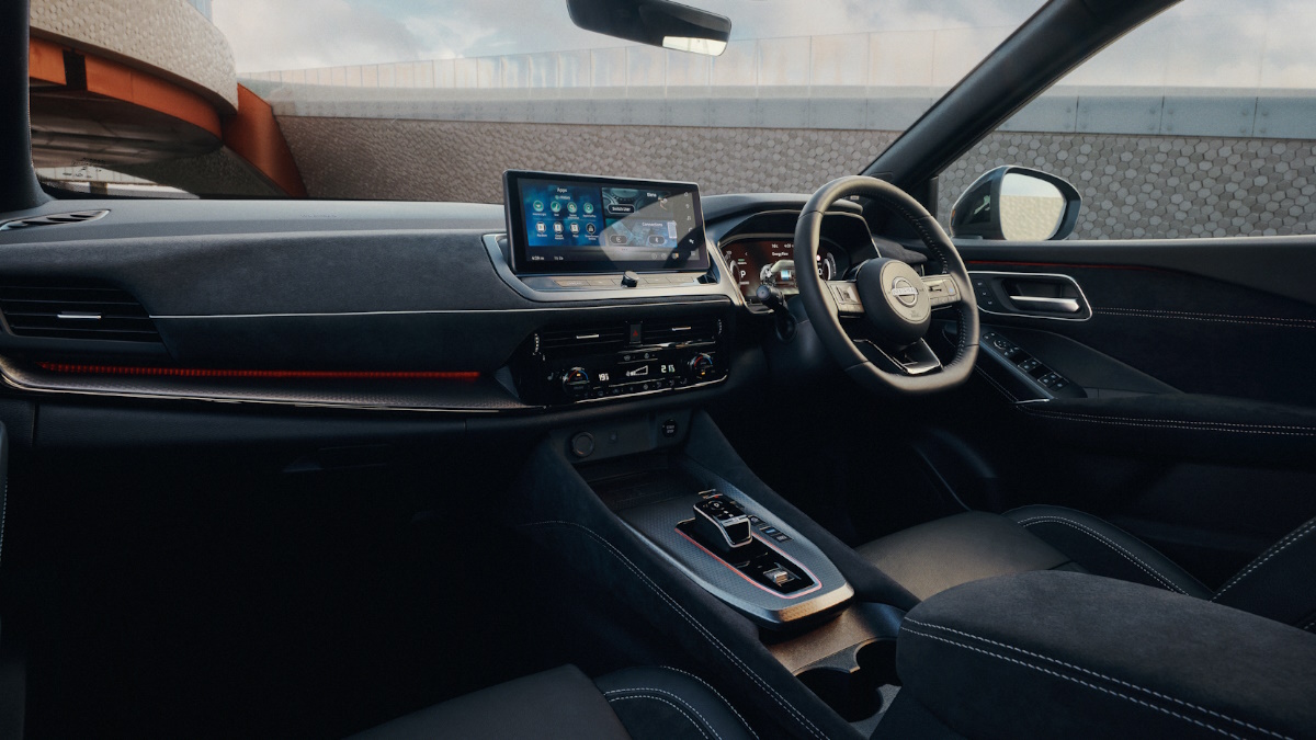Dashboard inside the new Qashqai showing the console, automatic gearbox and steering wheel