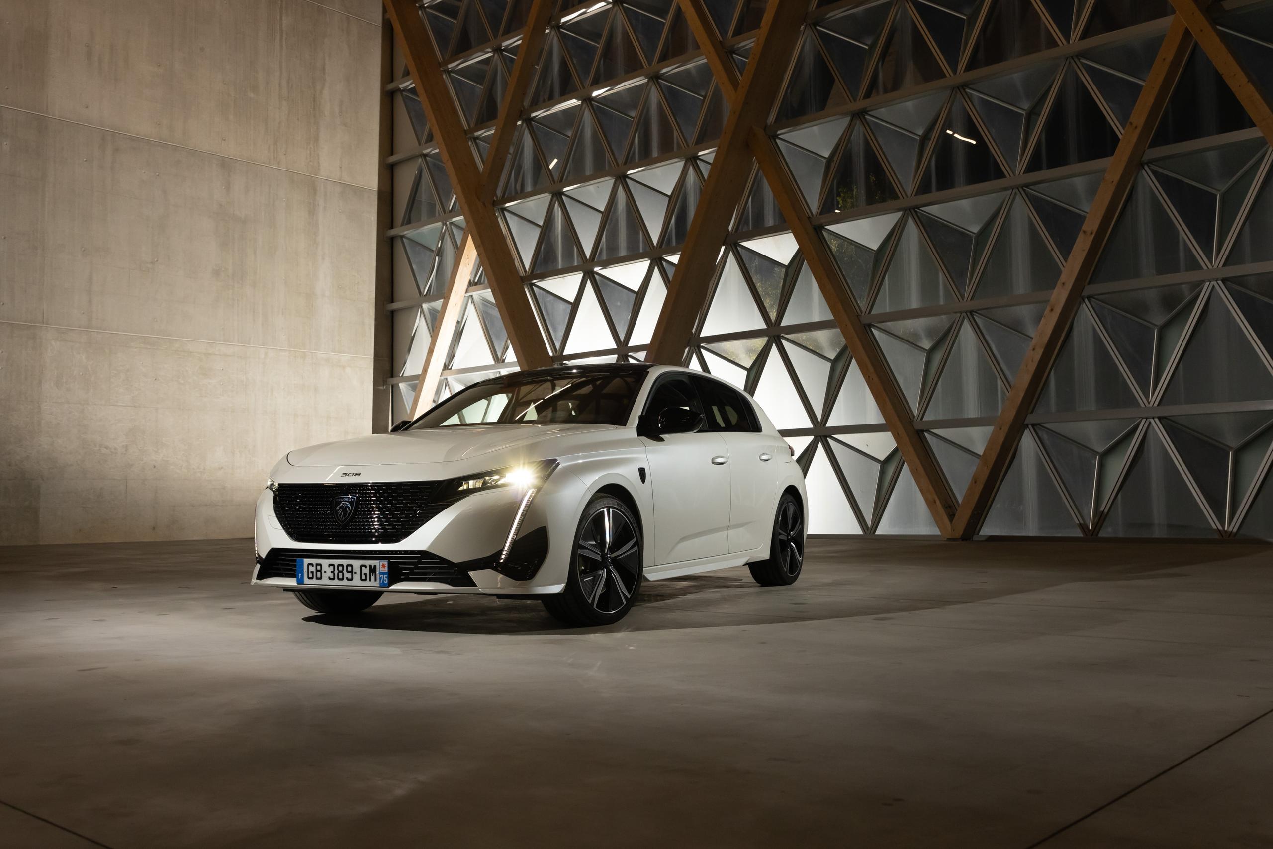 White Peugeot 308
