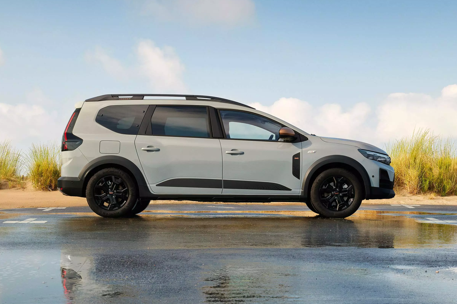 side view of the dacia jogger