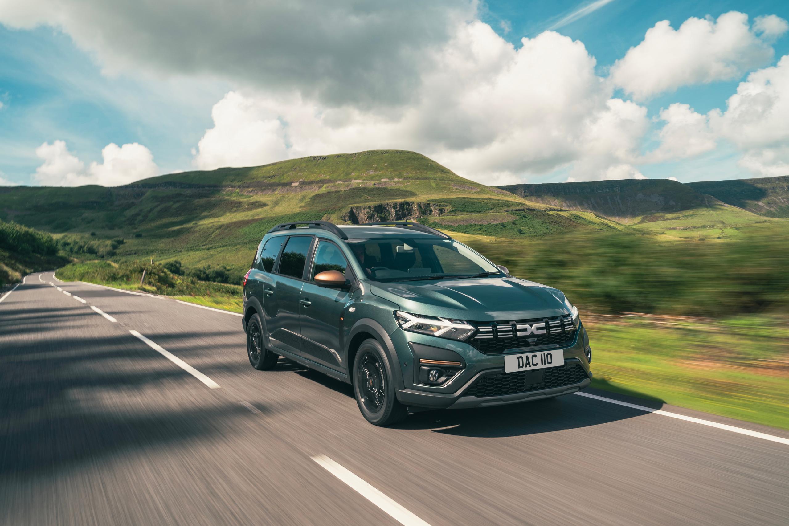 DACIA JOGGER RUNS AWAY WITH THE ‘BEST HYBRID ESTATE CAR’ TITLE IN THE TOP 50 BEST ELECTRIC VEHICLES OF 2025
