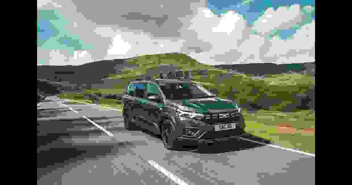 DACIA JOGGER RUNS AWAY WITH THE ‘BEST HYBRID ESTATE CAR’ TITLE IN THE TOP 50 BEST ELECTRIC VEHICLES OF 2025