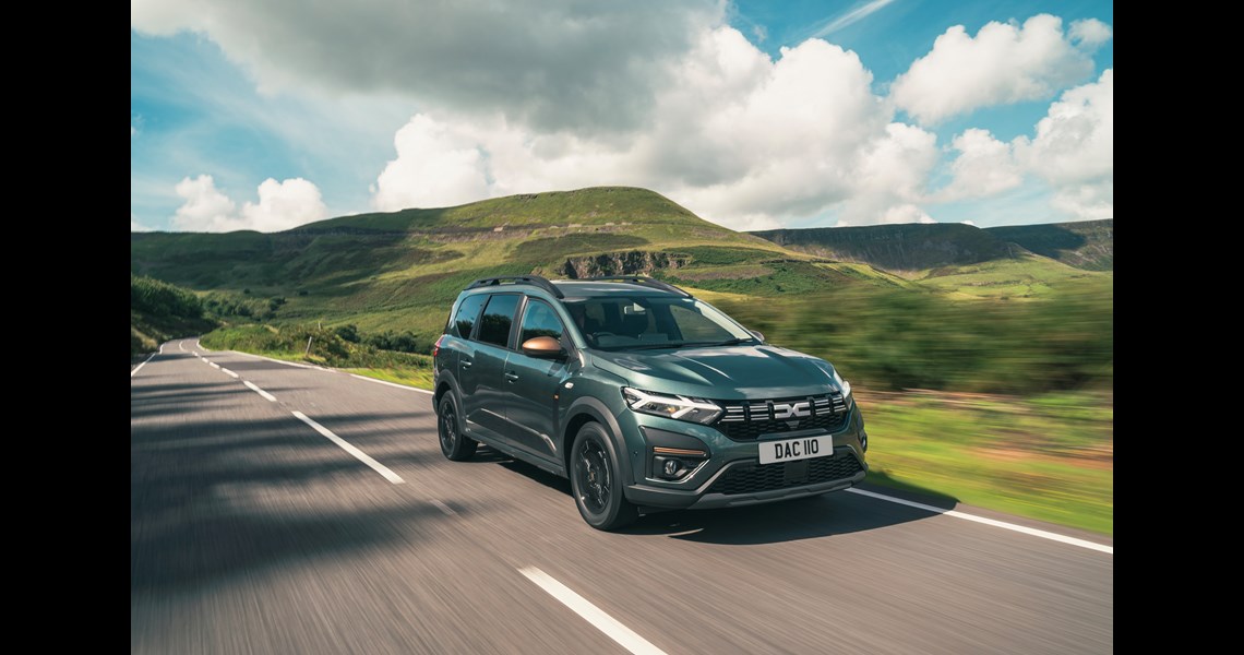 DACIA JOGGER RUNS AWAY WITH THE ‘BEST HYBRID ESTATE CAR’ TITLE IN THE TOP 50 BEST ELECTRIC VEHICLES OF 2025