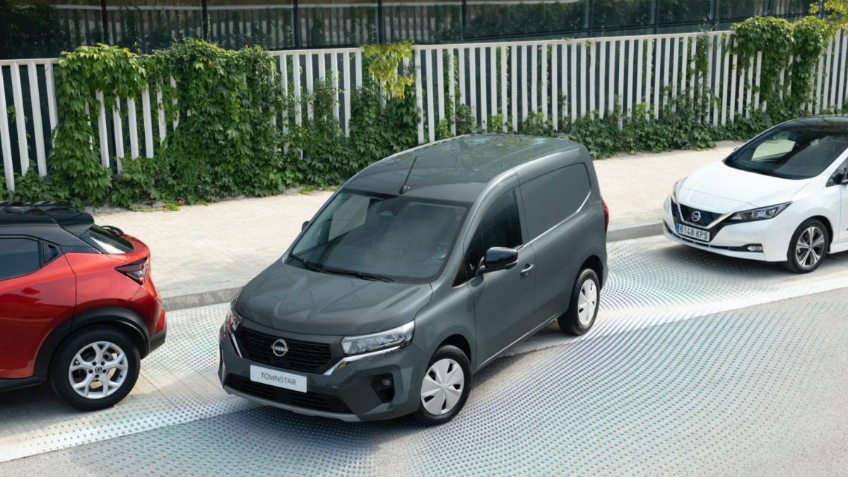 The New Nissan Townstar van parallel parking