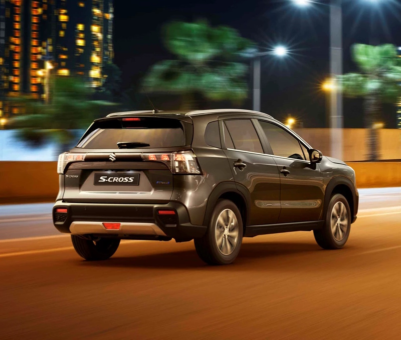 Suzuki S-Cross at night in the city