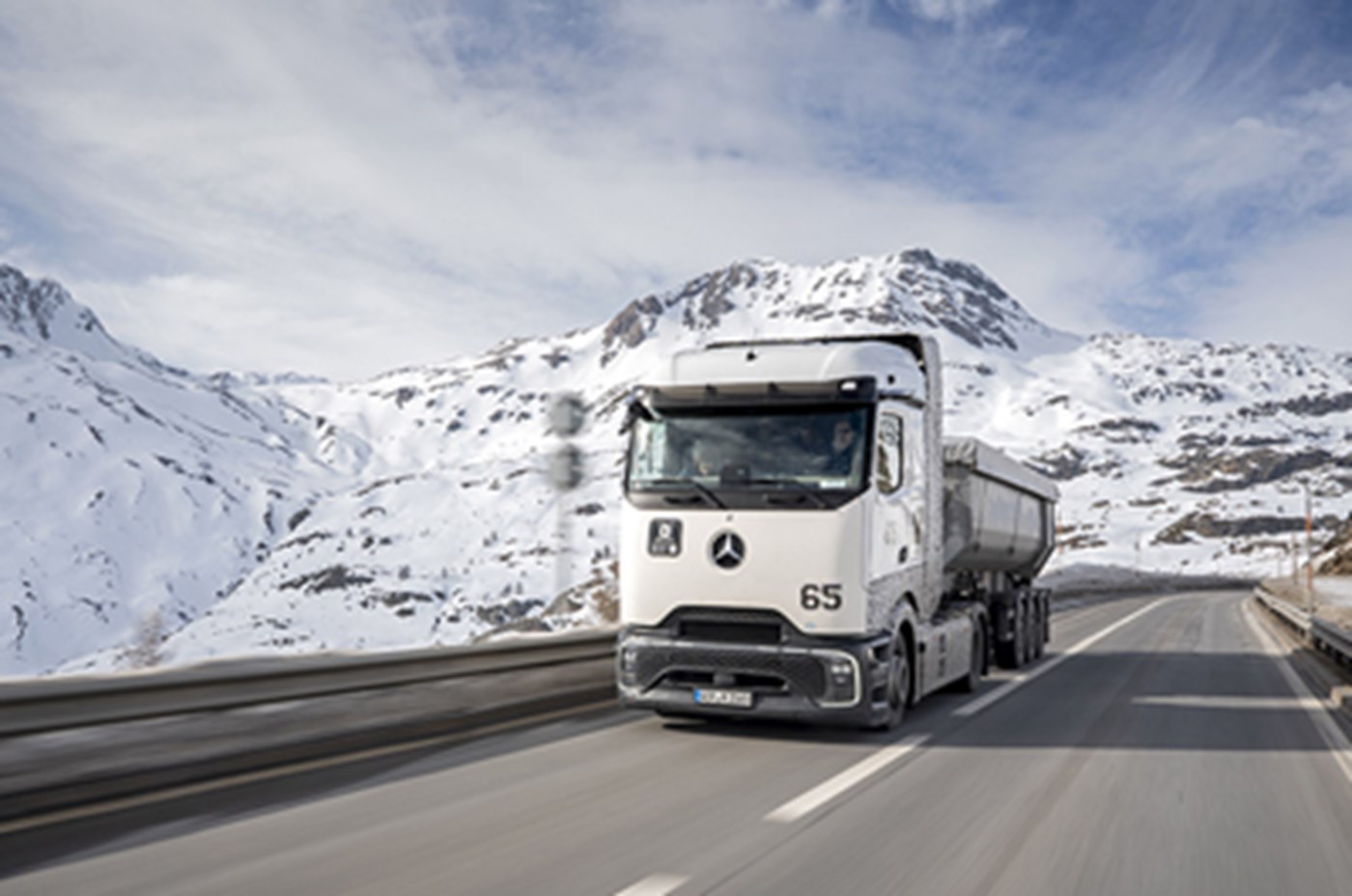 Next generation fuel cell truck: Daimler Truck tests first prototypes in the Swiss Alps