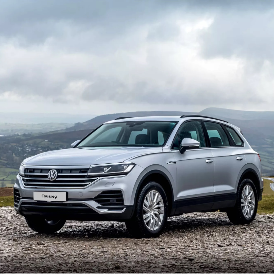 Front side view of a grey Volkswagen Touareg
