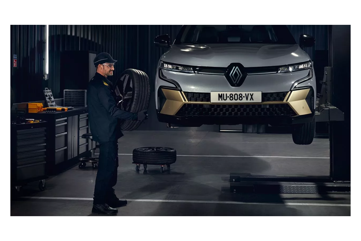 mechanic changing a tyre on a Renault vehicle