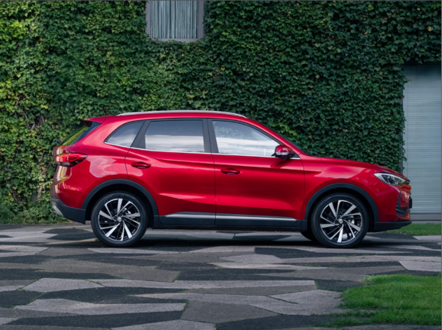 MG ZS Hybrid+ exterior side view