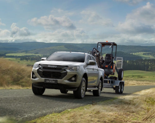 Isuzu DL20 pulling a tractor