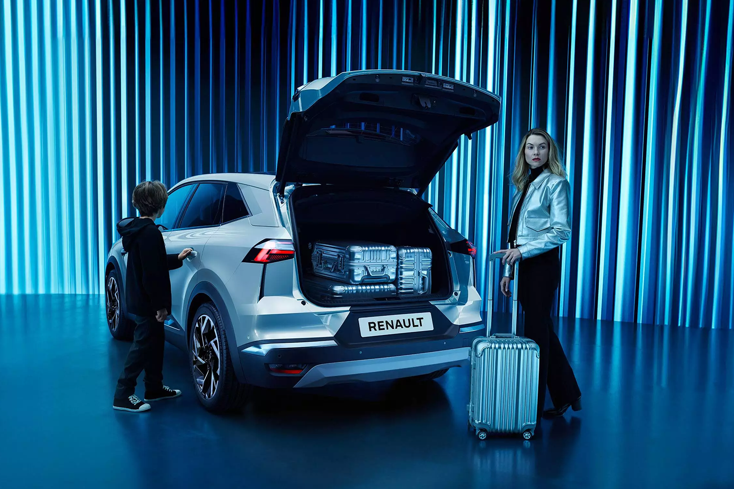 symbioz boot space with suitcases