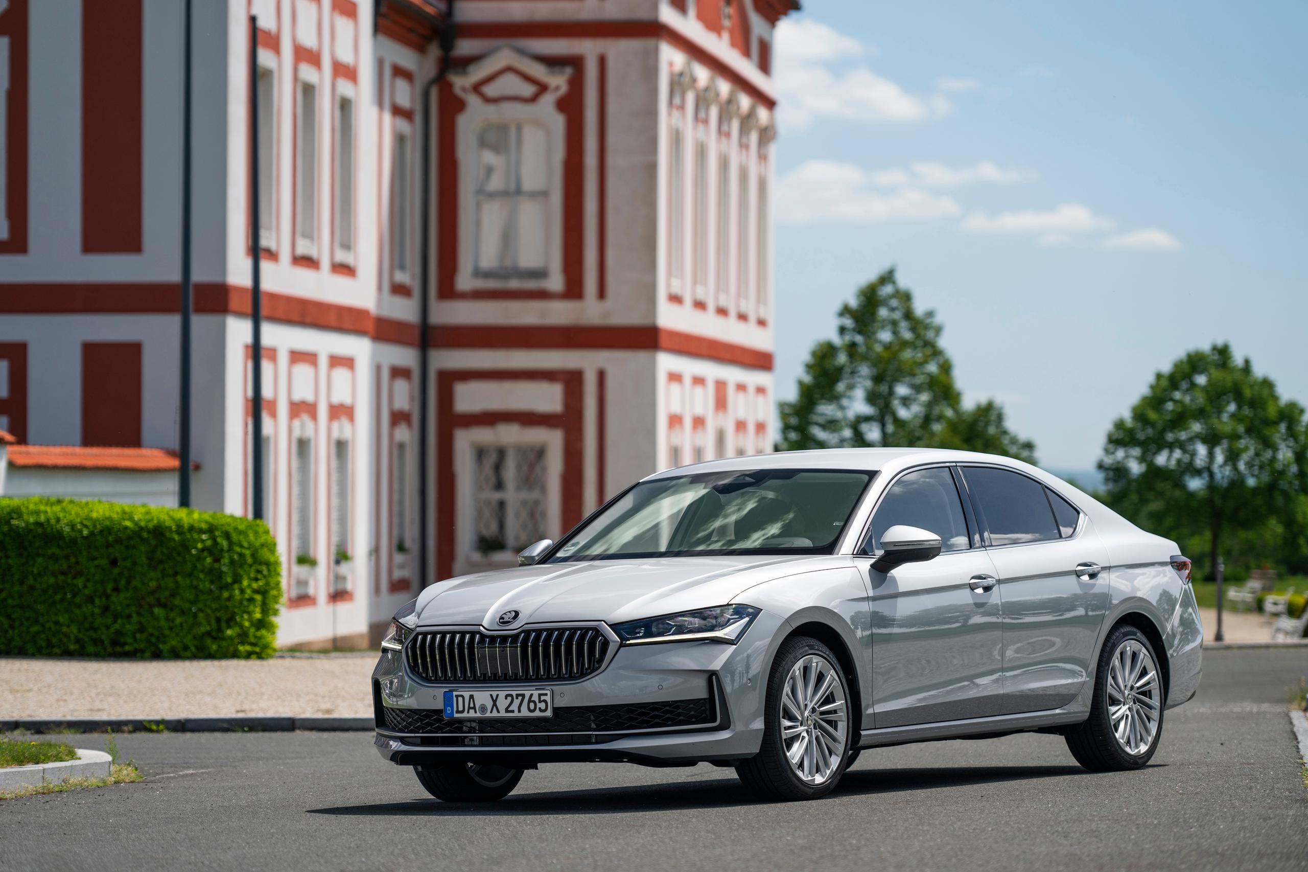 SKODA Superb Hatch Front Side View