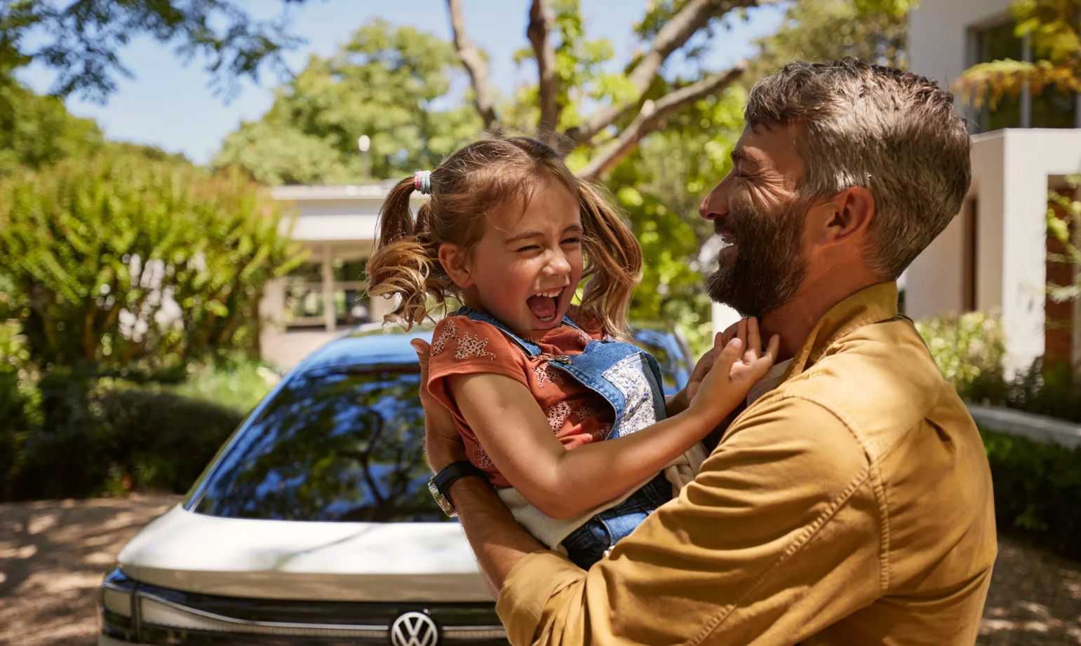 Parent holding child in front of Volkswagen ID.7