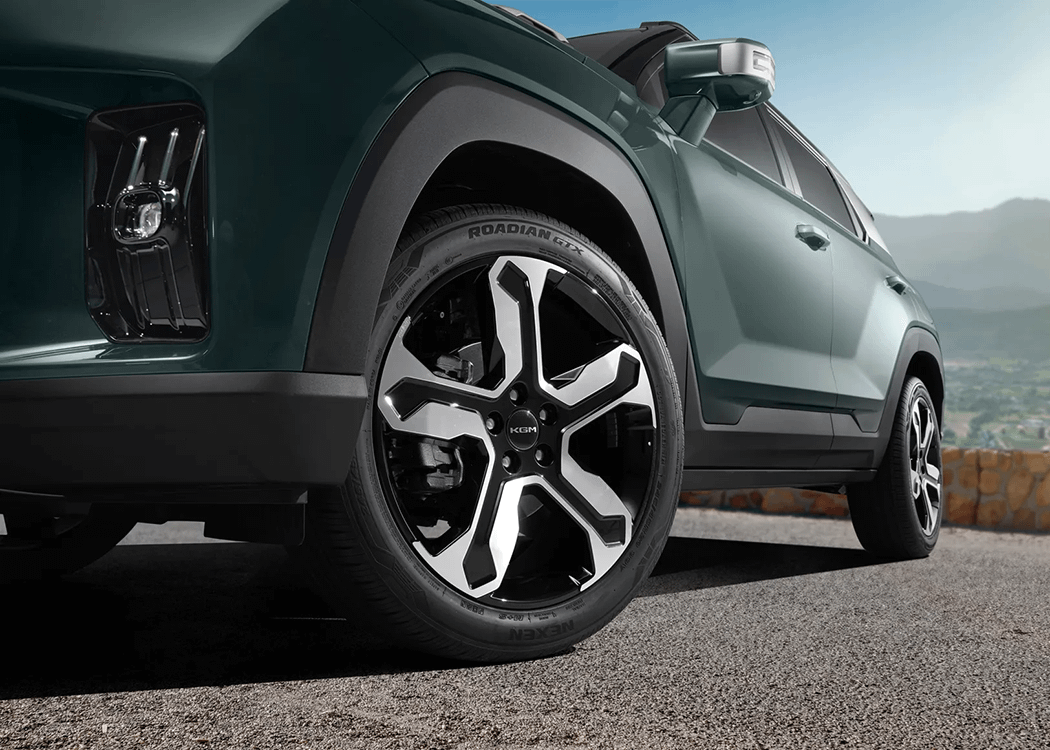 KGM Torres Hybrid 20" diamond-cut alloy wheels