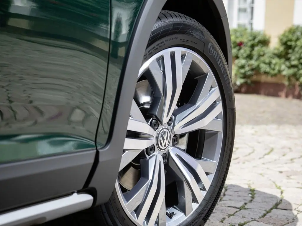 Volkswagen Passat green with Alloy Wheels