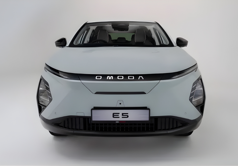Front view of the OMODA E5 highlighting its smooth EV grille, slim LED light bar, and modern styling.