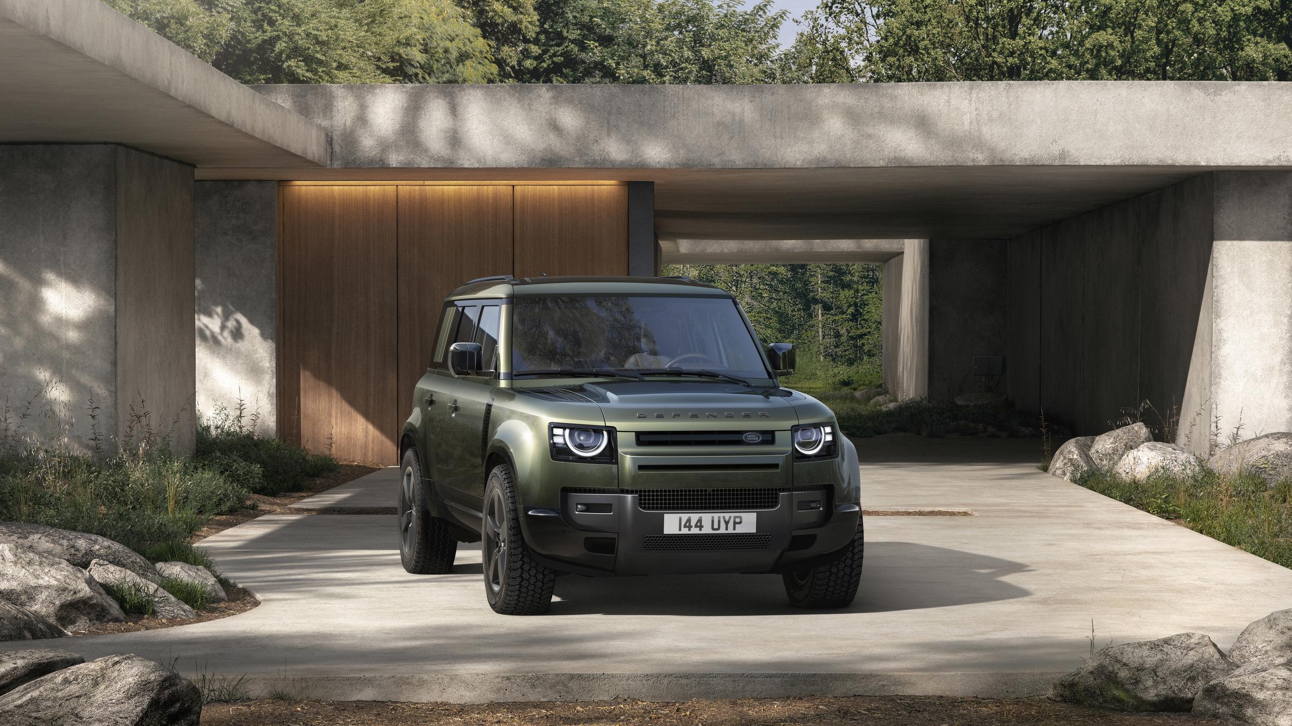 DEFENDER WINS BEST PREMIUM SUV AT WHAT CAR? AWARDS 2026