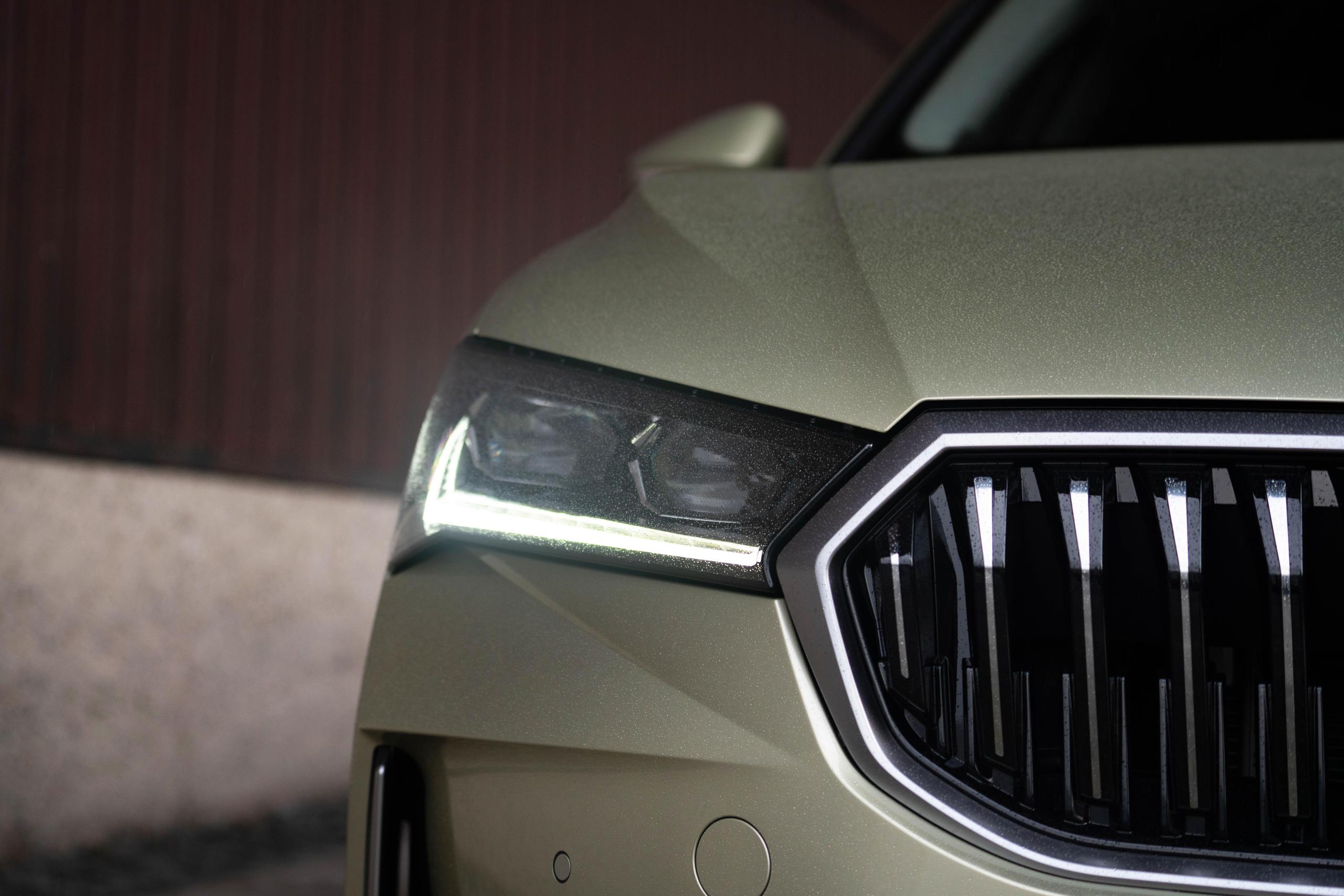 SKODA Superb Grille